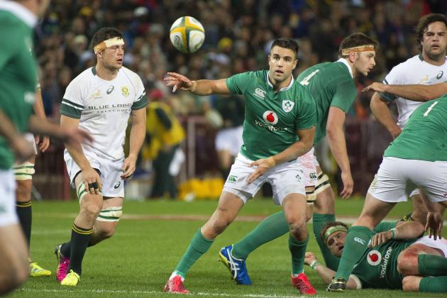 Ireland's scumhalf Connor Murray (C) passes the ball out during the Rugby test match between South Africa and Ireland on June 11, 2016 at the Newlands Stadium,in Cape Town. / AFP / RODGER BOSCH        (Photo credit should read RODGER BOSCH/AFP/Getty Images)