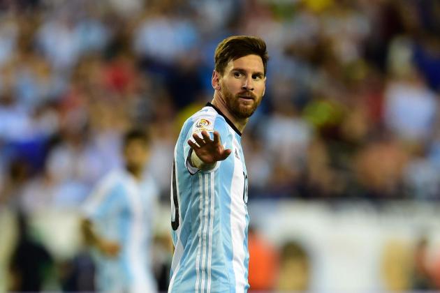Argentina's Lionel Messi gestures during a Copa America Centenario quarterfinal football match against Venezuela in Foxborough, Massachusetts, United States, on June 18, 2016.  / AFP / ALFREDO ESTRELLA        (Photo credit should read ALFREDO ESTRELLA/AFP/Getty Images)
