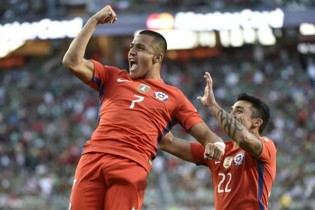 Chile's Alexis Sanchez celebartes a goal against Mexico with teammate Edson Puch  during the Copa America Centenario quarterfinal football match in Santa Clara, California, United States, on June 18, 2016.  / AFP / OMAR TORRES        (Photo credit should read OMAR TORRES/AFP/Getty Images)