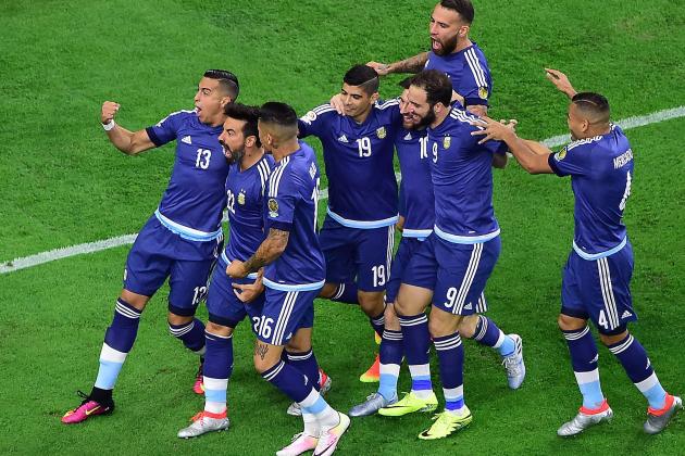 Argentina's Ezequiel Lavezzi (2-L) celebrates with teammates after scoring against USA during their Copa America Centenario semifinal football match in Houston, Texas, United States, on June 21, 2016.  / AFP / Frederic J. BROWN        (Photo credit should read FREDERIC J. BROWN/AFP/Getty Images)