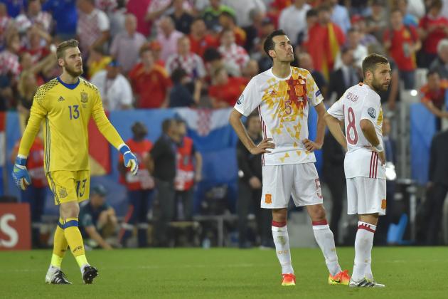 (L to R) Spain's goalkeeper David De Gea, Spain's midfielder Sergio Busquets and Spain's defender Jordi Alba react following their loss during the Euro 2016 group D football match between Croatia and Spain at the Matmut Atlantique stadium in Bordeaux on June 21, 2016. / AFP / LOIC VENANCE        (Photo credit should read LOIC VENANCE/AFP/Getty Images)