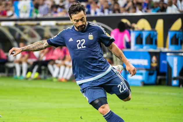 HOUSTON, TX - JUNE  21:  Ezequiel Lavezzi #22 of Argentina during the Copa America Centenario Semifinal match between United States and Argentina at NRG Stadium on June 21, 2016 in Houston, Texas.  Argentina won the match 4-0 (Photo by Shaun Clark/Getty Images)