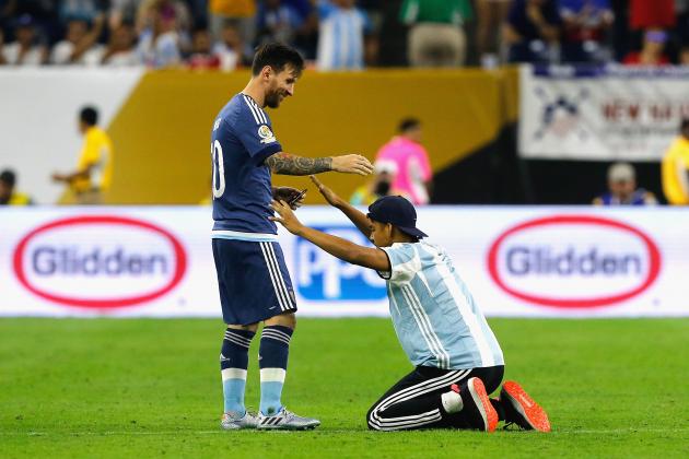 HOUSTON, TX - JUNE 21:  Lionel Messi #10 of Argentina interacts with a fan who ran onto the field prior to the start of the second half during a 2016 Copa America Centenario Semifinal match between Argentina and the United States at NRG Stadium on June 21, 2016 in Houston, Texas.  (Photo by Bob Levey/Getty Images)