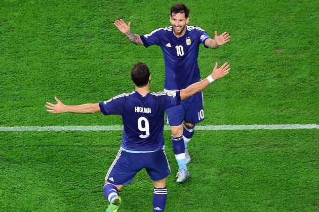 Argentina's Gonzalo Higuain (9) celebrates with teammate Lionel Messi after scoring against USA during their Copa America Centenario semifinal football match in Houston, Texas, United States, on June 21, 2016.  / AFP / Frederic J. BROWN        (Photo credit should read FREDERIC J. BROWN/AFP/Getty Images)