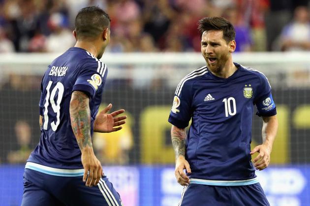 HOUSTON, TX - JUNE 21:  Lionel Messi #10 of Argentina celebrates with Ever Banega #19 after scoring a goal on a free kick in the first half against the United States during a 2016 Copa America Centenario Semifinal match at NRG Stadium on June 21, 2016 in Houston, Texas.  (Photo by Scott Halleran/Getty Images)