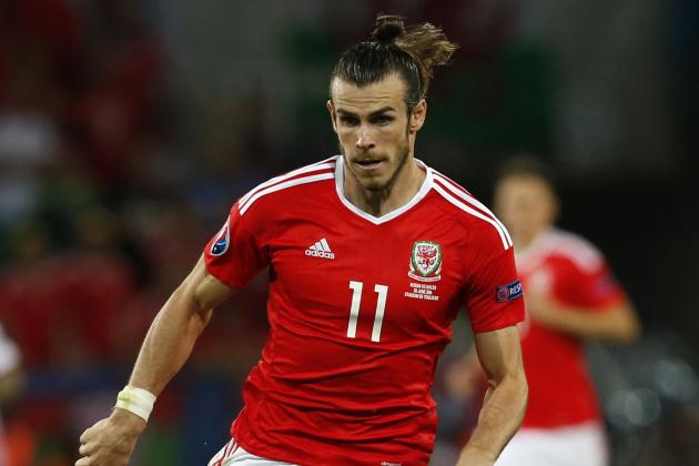 Wales' Gareth Bale runs with the ball during the Euro 2016 Group B soccer match between Russia and Wales at the Stadium municipal in Toulouse, France, Monday, June 20, 2016. (AP Photo/Hassan Ammar)