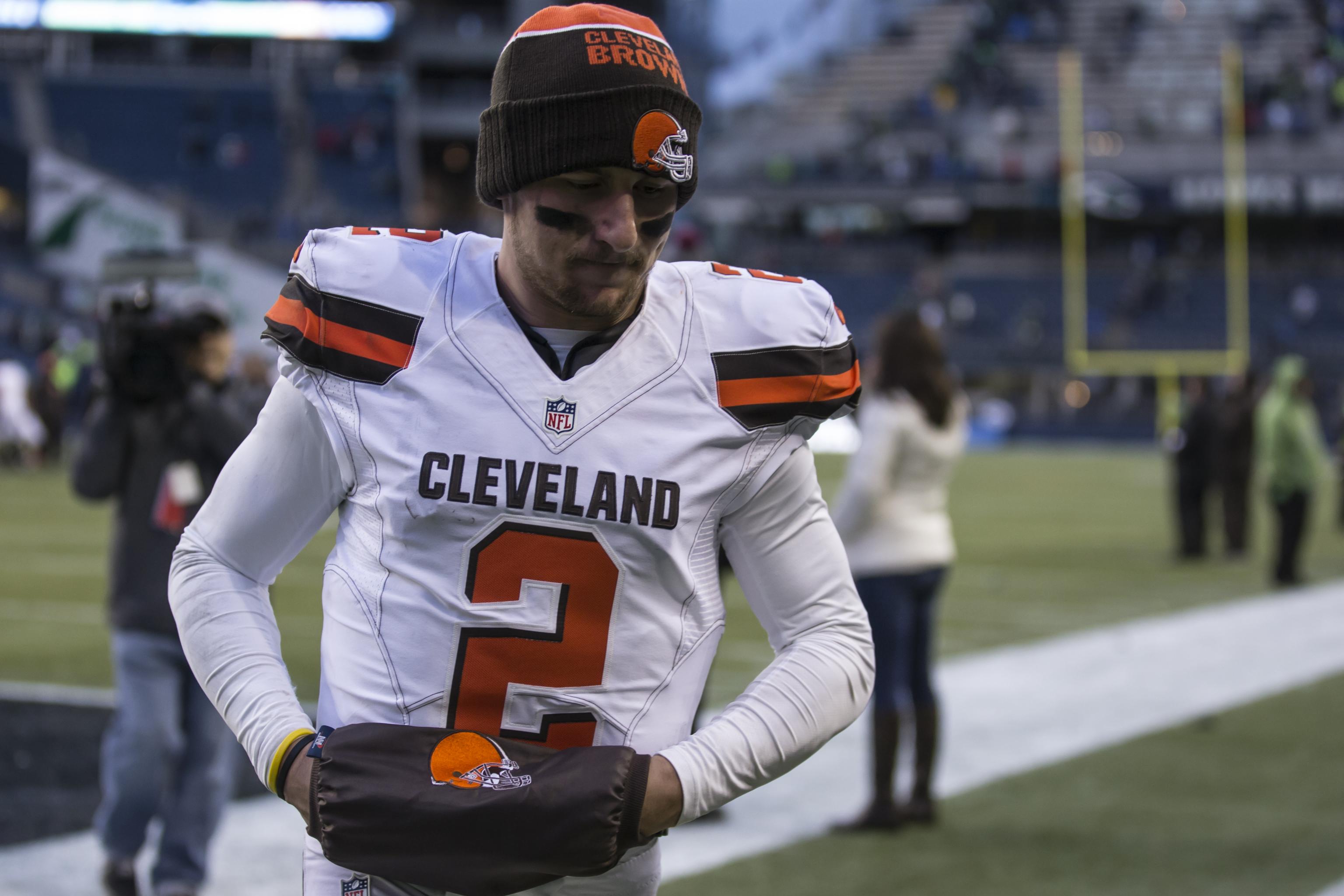 Cleveland Browns quarterback Johnny Manziel warms up before an NFL