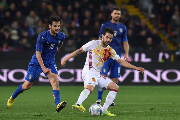 UDINE, ITALY - MARCH 24:  Francesc Fabregas (R) of Spain in action against Marco Parolo of Italy during the international friendly match between Italy and Spain at Stadio Friuli on March 24, 2016 in Udine, Italy.  (Photo by Valerio Pennicino/Getty Images)