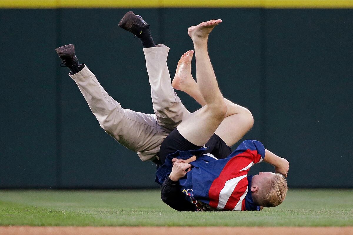 Fan Charges Field in the Middle of Play During Mariners vs. Cardinals