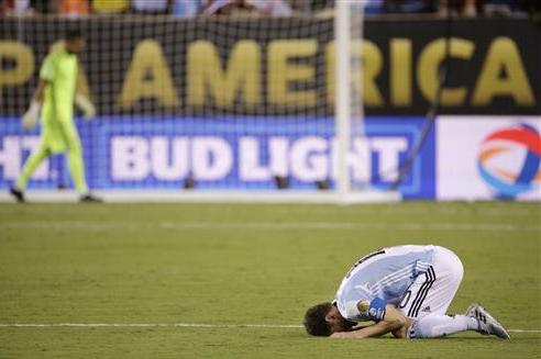 Argentina's Lionel Messi reacts after losing 4-2 to Chile in penalty kicks during the Copa America Centenario championship soccer match, Sunday, June 26, 2016, in East Rutherford, N.J. (AP Photo/Julio Cortez)