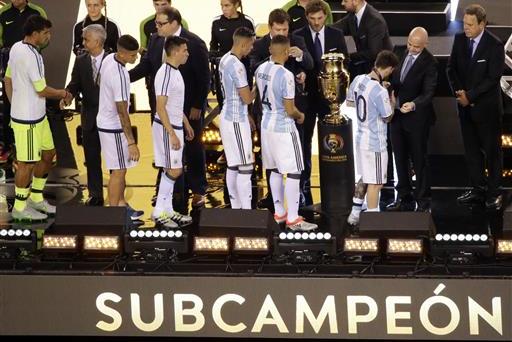 Argentina's Lionel Messi (10) and his teammates receive their medals during trophy presentations after the Copa America Centenario championship soccer match, Sunday, June 26, 2016, in East Rutherford, N.J. Chile defeated Argentina 4-2 in penalty kicks to win the championship. (AP Photo/Frank Franklin II)