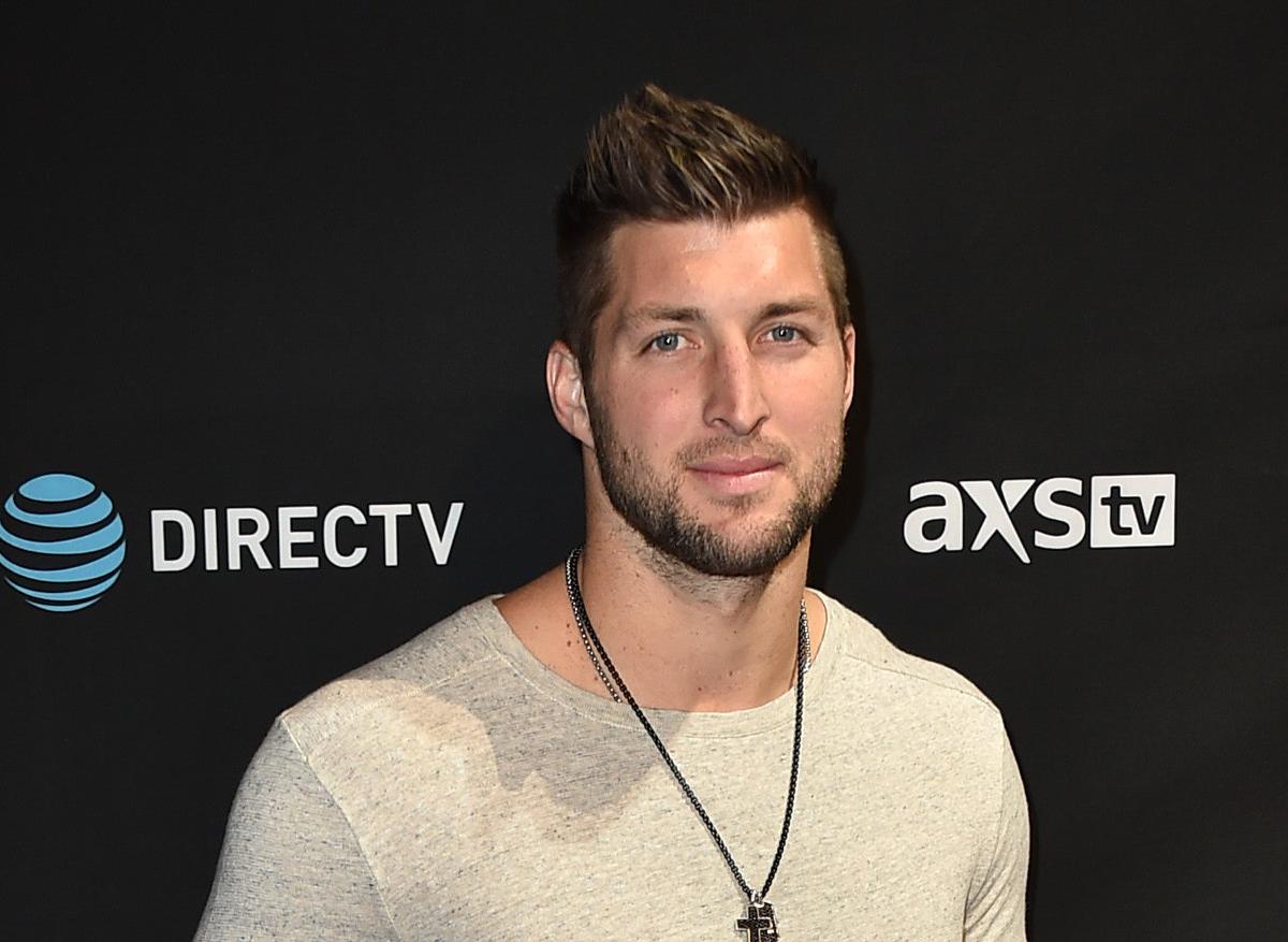 Tim Tebow Helps Passengers During On-Flight Medical Emergency