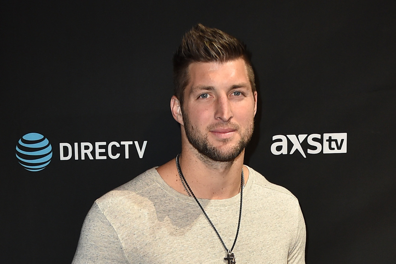 Tim Tebow rushes to help during in-flight medical emergency