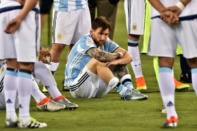 TOPSHOT - Argentina's Lionel Messi waits to receive the second place medal during the Copa America Centenario awards ceremony in East Rutherford, New Jersey, United States, on June 26, 2016.  / AFP / Nicholas Kamm        (Photo credit should read NICHOLAS KAMM/AFP/Getty Images)