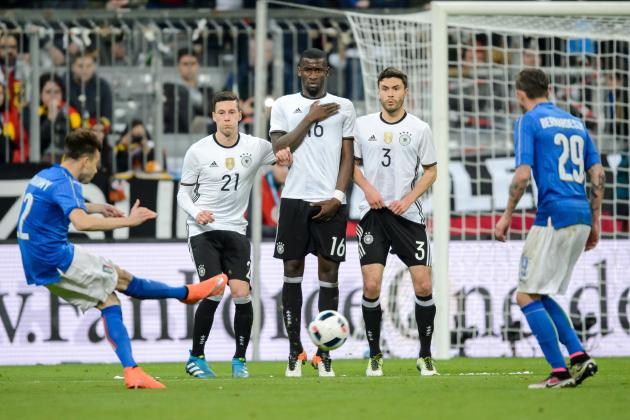 MUNICH, GERMANY - MARCH 29:  Stephan El Shaarawy (L) of Italy takes a free-kick during the International Friendly match between Germany and Italy at Allianz Arena on March 29, 2016 in Munich, Germany.  (Photo by Boris Streubel/Getty Images)