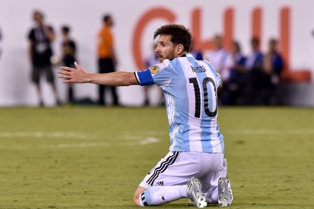 Argentina's Lionel Messi gestures during the Copa America Centenario final against Chile in East Rutherford, New Jersey, United States, on June 26, 2016.  / AFP / Nicholas KAMM        (Photo credit should read NICHOLAS KAMM/AFP/Getty Images)