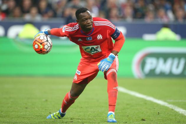 PARIS, FRANCE - MAY 21: Goalkeeper of OM Steve Mandanda in action during the French Cup Final match between Paris Saint-Germain (PSG) and Olympique de Marseille (OM) at Stade de France on May 21, 2016 in Saint-Denis nearby Paris, France. (Photo by Jean Catuffe/Getty Images)
