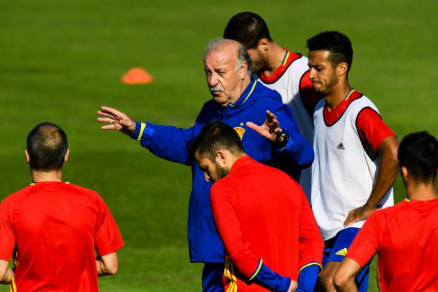 LA ROCHELLE, FRANCE - JUNE 24:  Head coach Vicente Del Bosque of Spain directs his players during a training session at Complexe Sportif Marcel Gaillard on June 24, 2016 in La Rochelle, France.  (Photo by David Ramos/Getty Images)