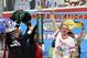 Joey Chestnut alza el puño al ganar el concurso anual de comer hot dogs por octava vez consecutiva en Coney Island, Nueva York, viernes 4 de julio de 2014. Chestnut comió 61 salchichas con pan en 10 minutos, en tanto la campeona femenina Milki Sudo comió 34 hot dogs en el mismo lapso. (AP Foto/John Minchillo)