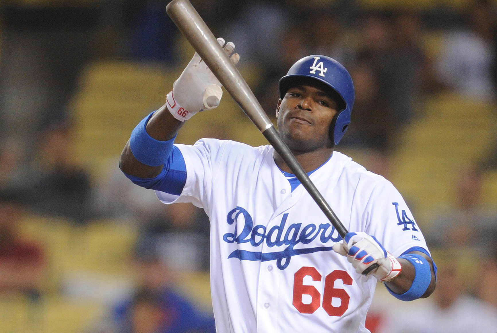 Yasiel Puig injury: Dodgers OF suffers mild right knee strain