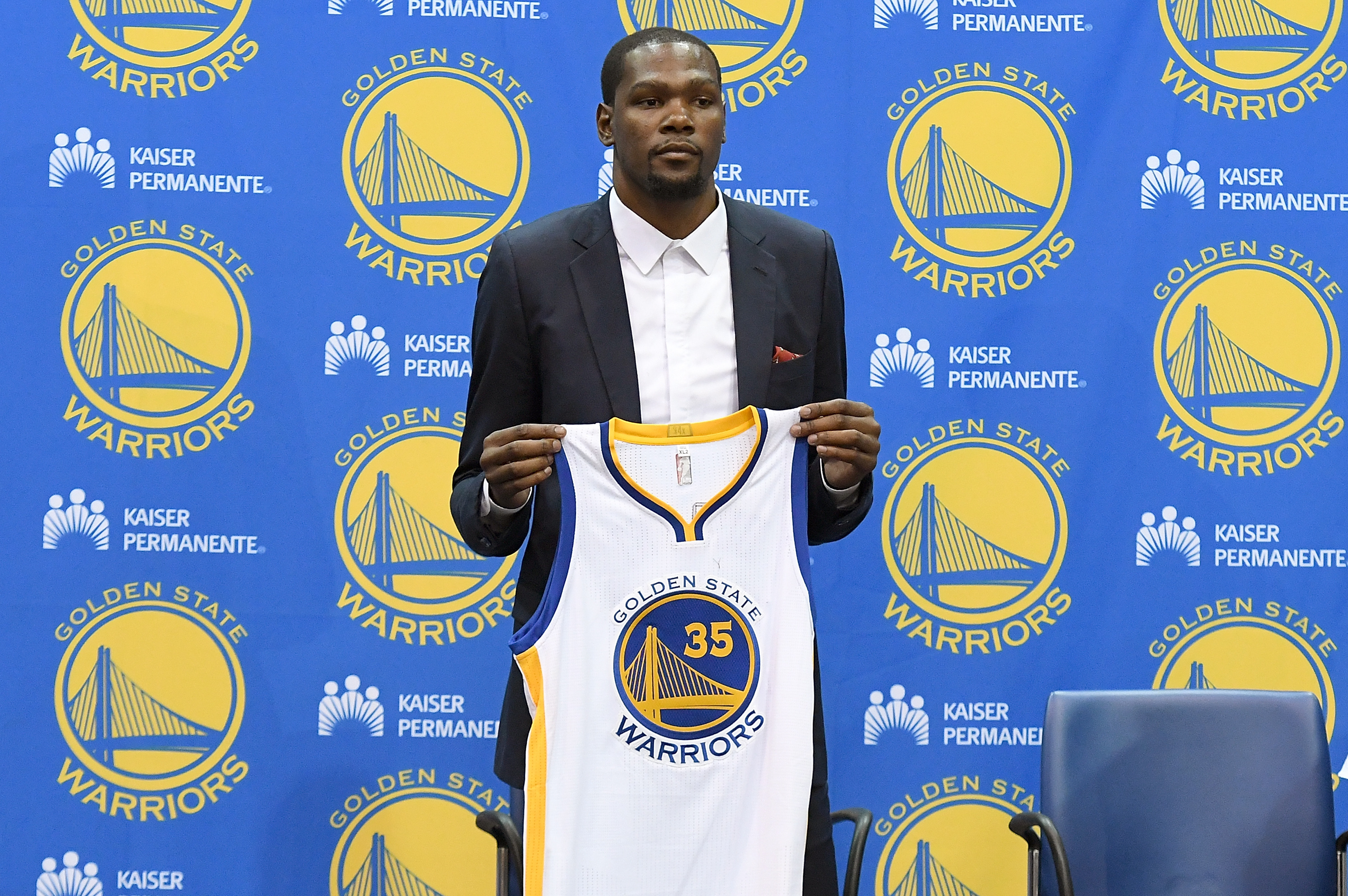 Kevin Durant signs with the Golden State Warriors (July 2016