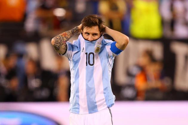 EAST RUTHERFORD, NJ - JUNE 26: Lionel Messi #10 of Argentina looks on before the game winning penalty kick is made during the Copa America Centenario Championship match at MetLife Stadium on June 26, 2016 in East Rutherford, New Jersey. Chile defeated Argentina 4-2 in penalty kicks. (Photo by Mike Stobe/Getty Images)