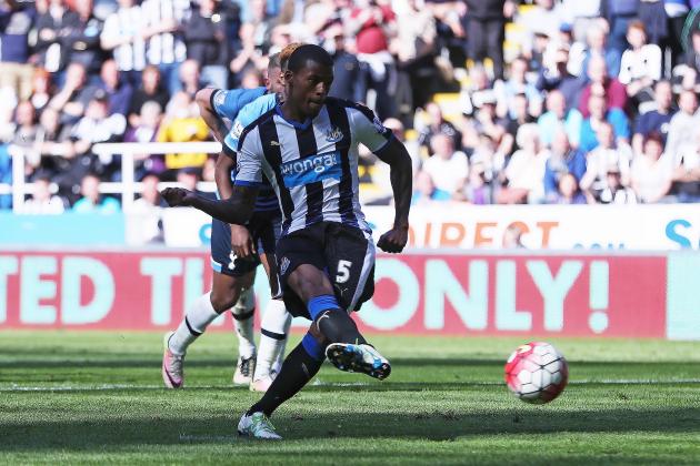 NEWCASTLE UPON TYNE, ENGLAND - MAY 15: Georginio Wijnaldum of Newcastle United converts the penalty to score his team's third goal during the Barclays Premier League match between Newcastle United and Tottenham Hotspur at St James' Park on May 15, 2016 in Newcastle, England.  (Photo by Ian MacNicol/Getty Images)