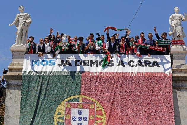 Portugal's football players gesture on the balcony of the Belem Palace as they celebrate their victory on July 11, 2016 after their Euro 2016 final football win over France yesterday.
The Portuguese football team led by Cristiano Ronaldo returned home to a heroes' welcome today after their upset 1-0 win triumph over France in the Euro 2016 final.

 / AFP / JOSE MANUEL RIBEIRO        (Photo credit should read JOSE MANUEL RIBEIRO/AFP/Getty Images)