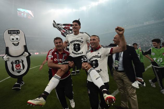Besiktas's German forward Mario Gomez (C) celebrates with his team the 2015-2016 champion title after winning the Turkish Super Toto league football match between Besiktas and Osmanlispor at the Vodafone arena Stadium in Istanbul on May 15, 2016. / AFP / OZAN KOSE        (Photo credit should read OZAN KOSE/AFP/Getty Images)