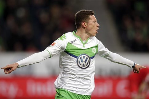 Wolfsburg’s Julian Draxler, celebrates after scoring the opening goal during the German Bundesliga soccer match between VfL Wolfsburg and 1. FC Cologne in Wolfsburg, Germany, Sunday, Jan. 31, 2016. (AP Photo/Michael Sohn)