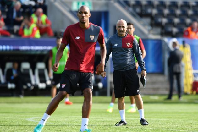 Sevilla's Argentinian head coach Jorge Sampaoli (R) attends a training session on the eve of the UEFA Super Cup final football match between Real Madrid CF and Sevilla FC on August 8, 2016 at the Lerkendal Stadion in Trondheim, Norway. / AFP / JONATHAN NACKSTRAND        (Photo credit should read JONATHAN NACKSTRAND/AFP/Getty Images)