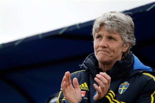 Sweden's head coach Pia Sundhage applauds the teams before during Algarve Cup  women's soccer match with the US Monday, March 11 2013, in Lagos, southern Portugal. Sundhage previously coached the US team. (AP Photo/Armando Franca)