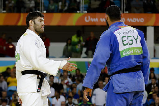 Egypt's Islam El Shehaby, blue, declines to shake hands with Israel's Or Sasson, white, after losing during the men's over 100-kg judo competition at the 2016 Summer Olympics in Rio de Janeiro, Brazil, Friday, Aug. 12, 2016. (AP Photo/Markus Schreiber)