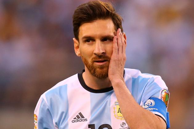 EAST RUTHERFORD, NJ - JUNE 26: Lionel Messi #10 of Argentina looks on against Chile during the Copa America Centenario Championship match at MetLife Stadium on June 26, 2016 in East Rutherford, New Jersey. Chile defeated Argentina 4-2 in penalty kicks. (Photo by Mike Stobe/Getty Images)