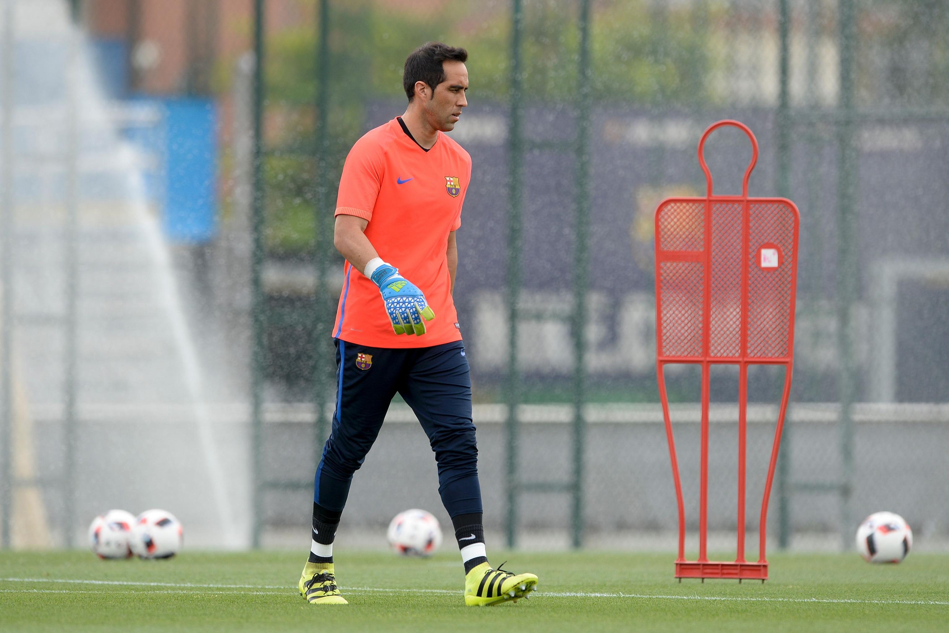 Manchester United Transfer News: Claudio Bravo, Gregory van der