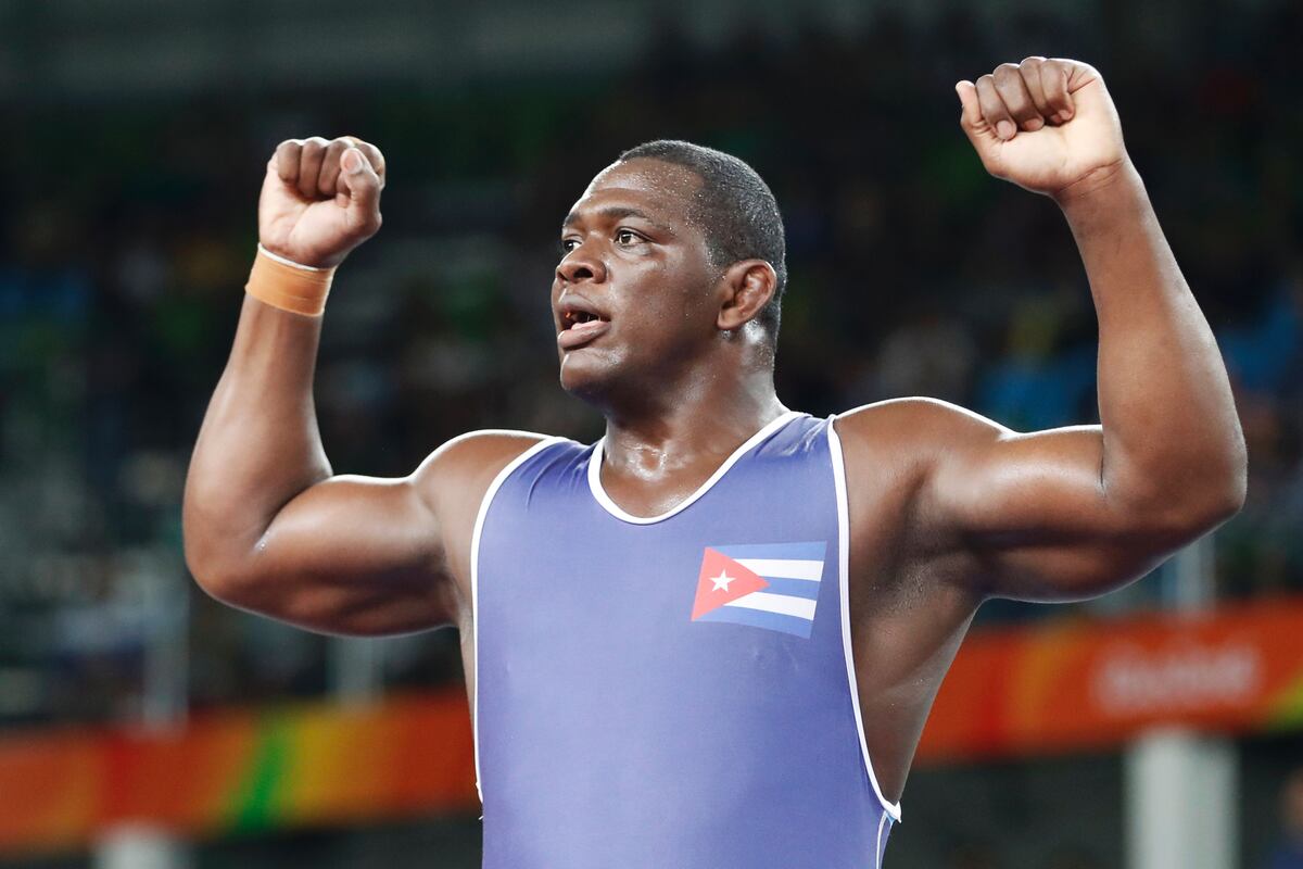 Mijain Lopez Olympic Wrestler Mijain Lopez Celebrates Gold-Medal Win by Bodyslamming ...