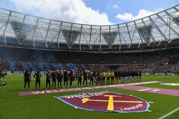 LONDON, ENGLAND - AUGUST 07:  Teams line up ahead of a Pre-Season Friendly between West Ham United and Juventus at London Stadium on August 7, 2016 in London, England.  (Photo by Mike Hewitt/Getty Images)