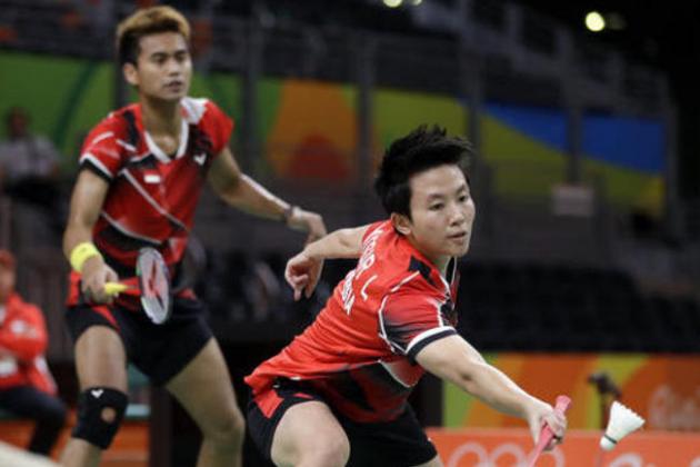 Indonesia's Liliyana Natsir, right, and Tontowi Ahmad, left, return a shot to Malaysia's Chan Peng Soon and Goh Liu Ying during the badminton mixed doubles gold medal match at the 2016 Summer Olympics in Rio de Janeiro, Brazil, Wednesday, Aug. 17, 2016. (AP Photo/Kin Cheung)