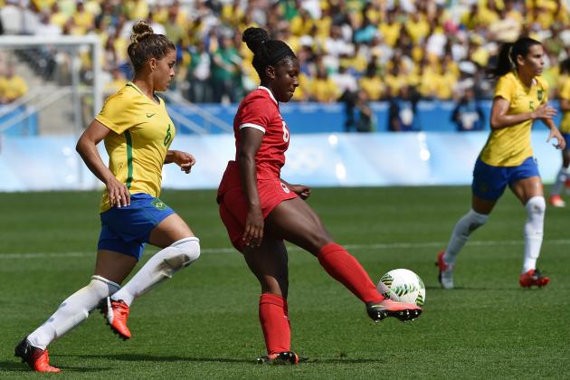 Deanne Rose (R) of Canada vies for the ball with Tamires (L) of Brazil during their Rio 2016 Olympic Games women's bronze medal football match between Brazil vs Canada, at the Arena Corinthians Stadium in Sao Paulo, Brazil on August 19, 2016 / AFP / NELSON ALMEIDA        (Photo credit should read NELSON ALMEIDA/AFP/Getty Images)