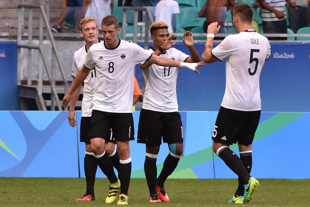 Serge Gnabry (C) of Germany celebrates with teammates his goal against South Korea during the Rio 2016 Olympic Games mens first round Group C football match Germany vs South Korea, at the Arena Fonte Nova Stadium in Salvador, Brazil on August 7, 2016. / AFP / NELSON ALMEIDA (Photo credit should read NELSON ALMEIDA/AFP/Getty Images)