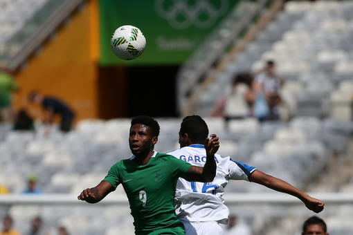 Nigeria's Imoh Ezekiel, left, and Honduras' Elder Torres vie for the ball during the bronze medal match of the men's Olympic football tournament between Honduras and Nigeria at Mineirao stadium in Belo Horizonte, Brazil, Saturday Aug. 20, 2016. (AP Photo/Eugenio Savio)