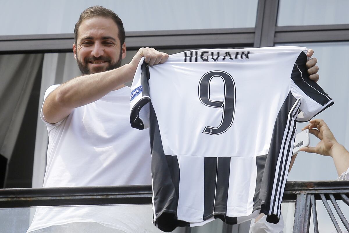 Will He Stay Or Will He Go Ex Premier League Stars Juventus Dilemma - 3bpyz4g