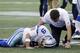 El quarterback de los Cowboys de Dallas Tony Romo es atendido por un entrenador tras una caída durante una jugada contra los Seahawks de Seattle, en la primera mitad de un juego de pretemporada el jueves 25 de agosto de 2016, en Seattle. (AP Foto/Elaine Thompson)