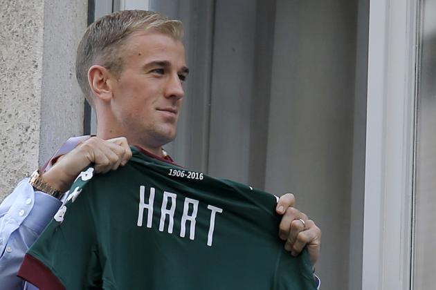 British goalkeeper Joe Hart poses upon his arrival for a medical check before joining the Torino football club from former club Manchester City on August 30, 2016 in Turin.
England goalkeeper Joe Hart arrived in Turin on Agust 30 ahead of undergoing a medical that should see him sign a season-long loan deal with the unfashionable Serie A club.
 Hart, 29, has fallen out of favour with Pep Guardiola at Manchester City following the signing of Claudio Bravo from Barcelona and is set to join Torino in a bid to preserve his club future and international career following England's spectacular Euro 2016 exit.
 / AFP / Marco BERTORELLO        (Photo credit should read MARCO BERTORELLO/AFP/Getty Images)