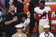 Colin Kaepernick, quarterback de los 49ers de San Francisco, se arrodilla durante la interpretación del Himno Nacional, antes de un partido de pretemporada ante los Chargers de San Diego, el jueves 1 de septiembre de 2016 (AP Foto/Chris Carlson)