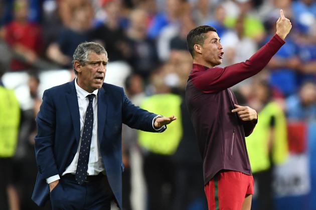 Portugal's coach Fernando Santos (L) and Portugal's forward Cristiano Ronaldo react during the last minutes of the Euro 2016 final football match between France and Portugal at the Stade de France in Saint-Denis, north of Paris, on July 10, 2016.
Portugal beat France 1-0 to clinch the Euro 2016. / AFP / FRANCK FIFE        (Photo credit should read FRANCK FIFE/AFP/Getty Images)