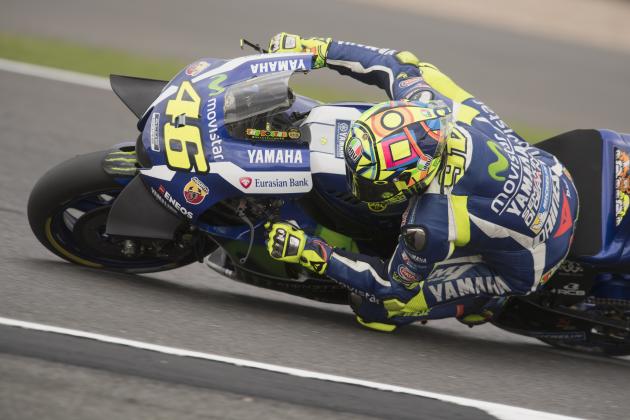 NORTHAMPTON, ENGLAND - SEPTEMBER 04:  Valentino Rossi of Italy and Movistar Yamaha MotoGP rounds the bend during the MotoGP race during the MotoGp Of Great Britain - Race at Silverstone Circuit on September 4, 2016 in Northampton, England.  (Photo by Mirco Lazzari gp/Getty Images)