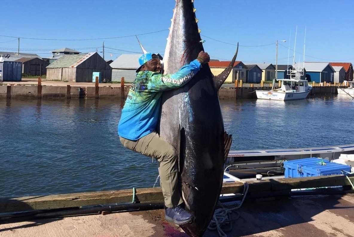 NFL Hall of Famer Warren Sapp Catches a Giant Tuna While Fishing in