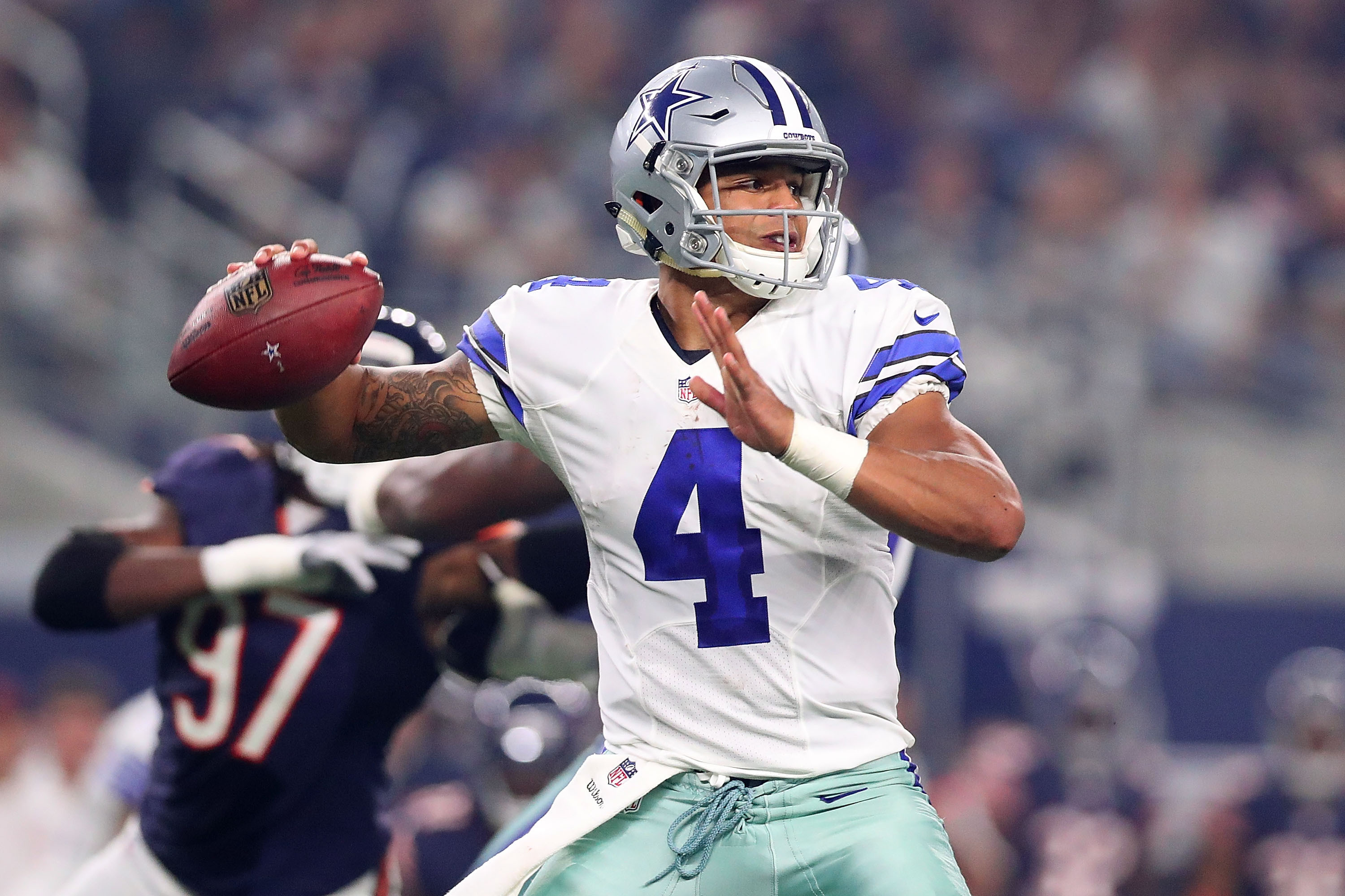 Cowboys OL mocks Ezekiel Elliott in crop-top jersey