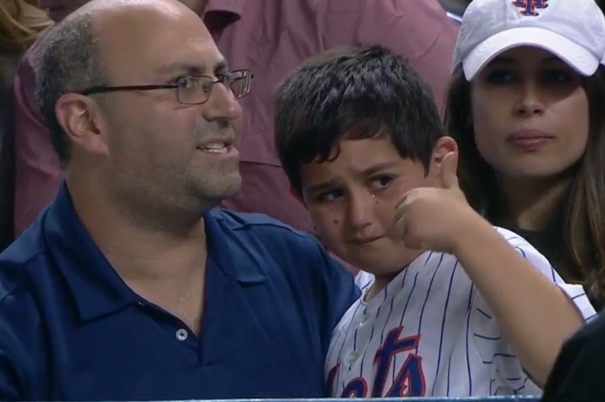 Young Fan Gets Hit by Foul Ball, Mets Players Sign Ball to Make It Up